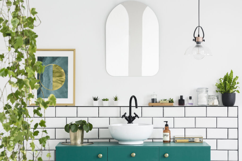 Modernes Badezimmer mit Pflanzen und Spiegel