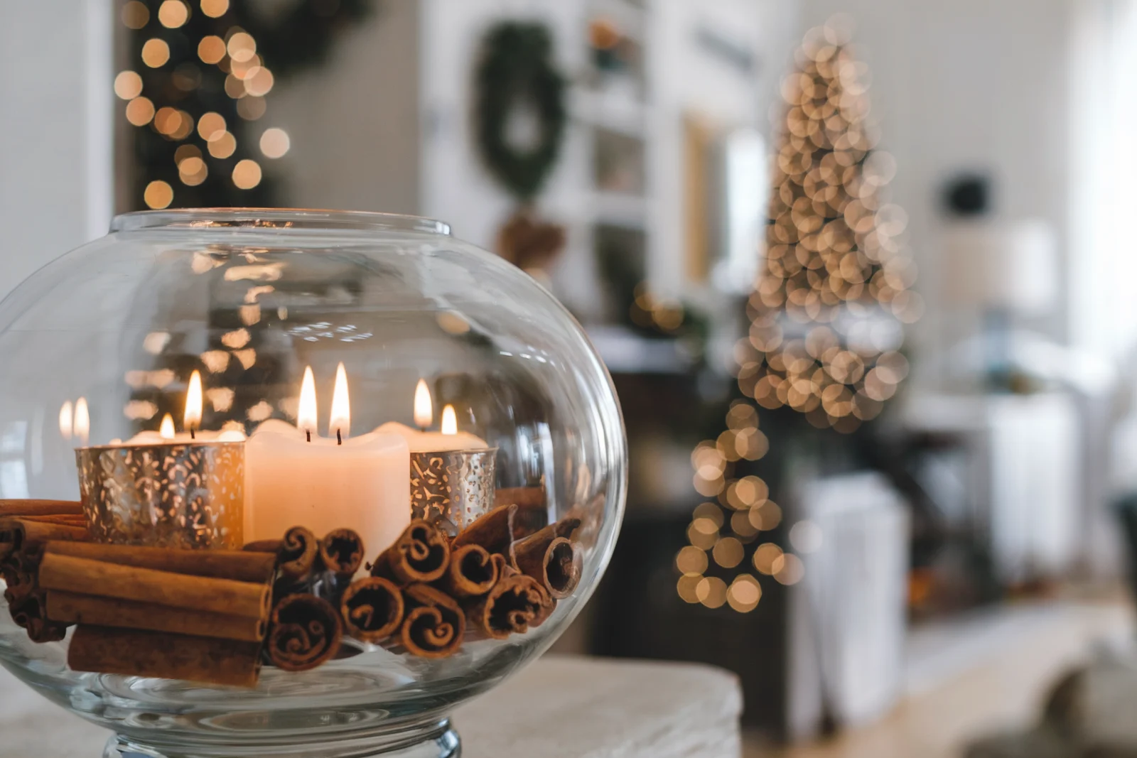 Weihnachtliche Dekoration mit Kerzen und Zimtstangen