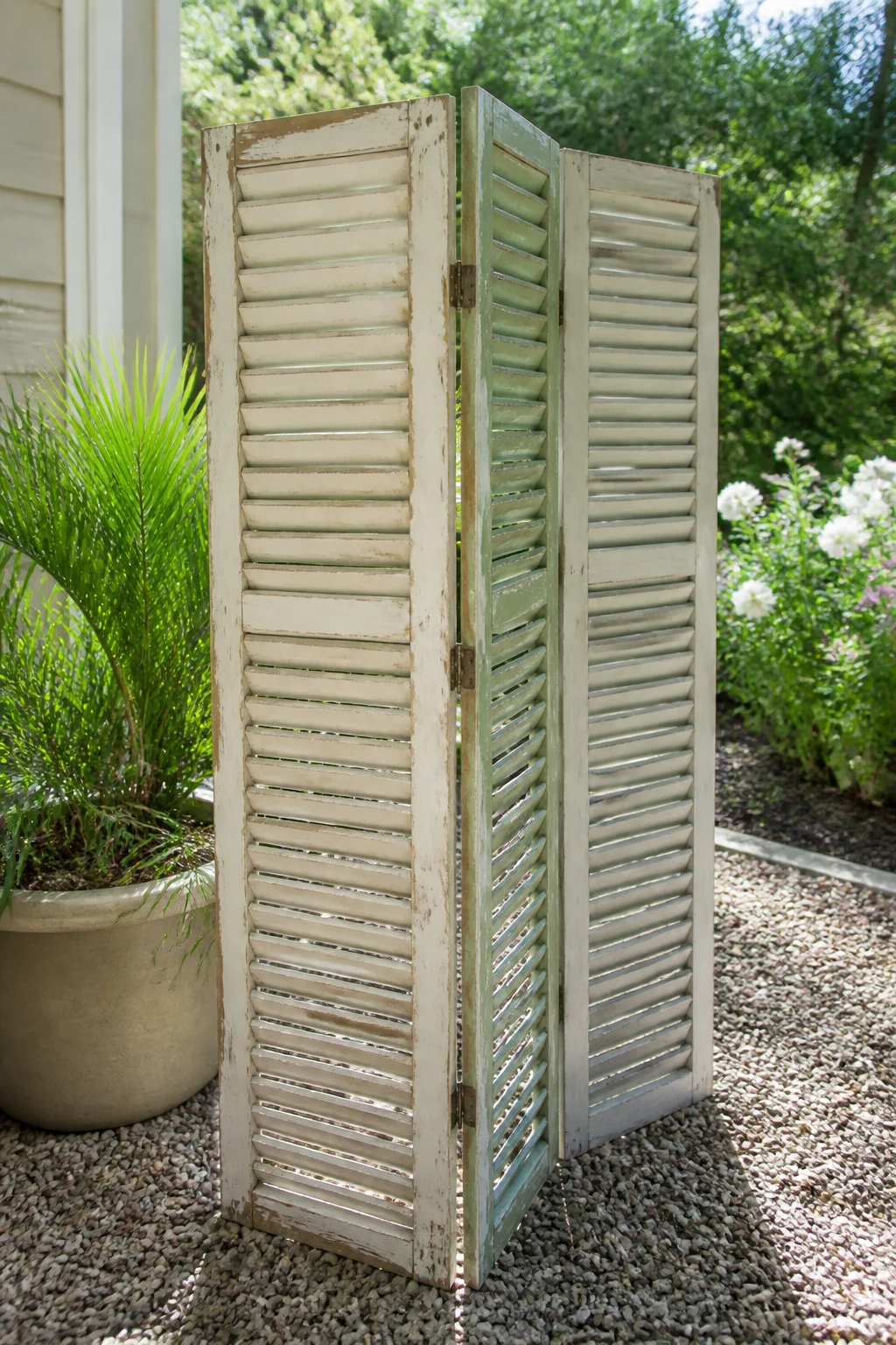Klappladen Sichtschutz aus alten Holzfensterläden im Garten