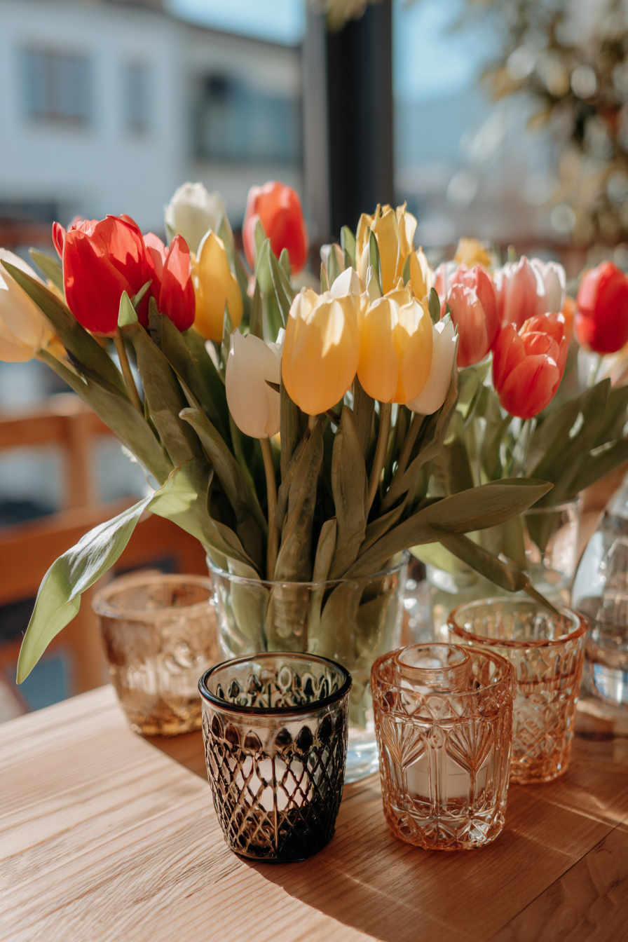 Kerzenhalter und Tulpen als frühlingshafte Tischdeko