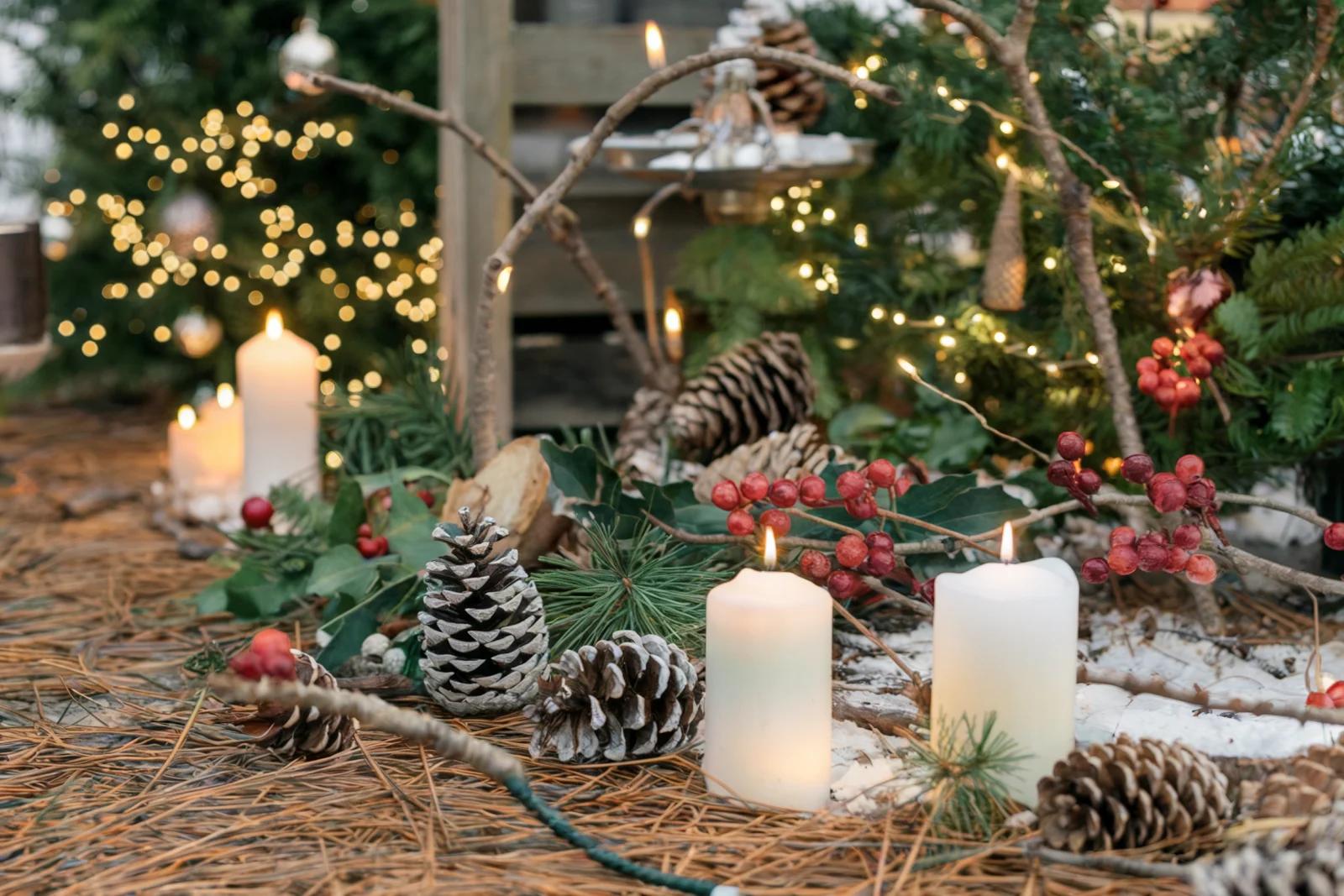 Weihnachtsdekoration mit Kerzen und Lichtern