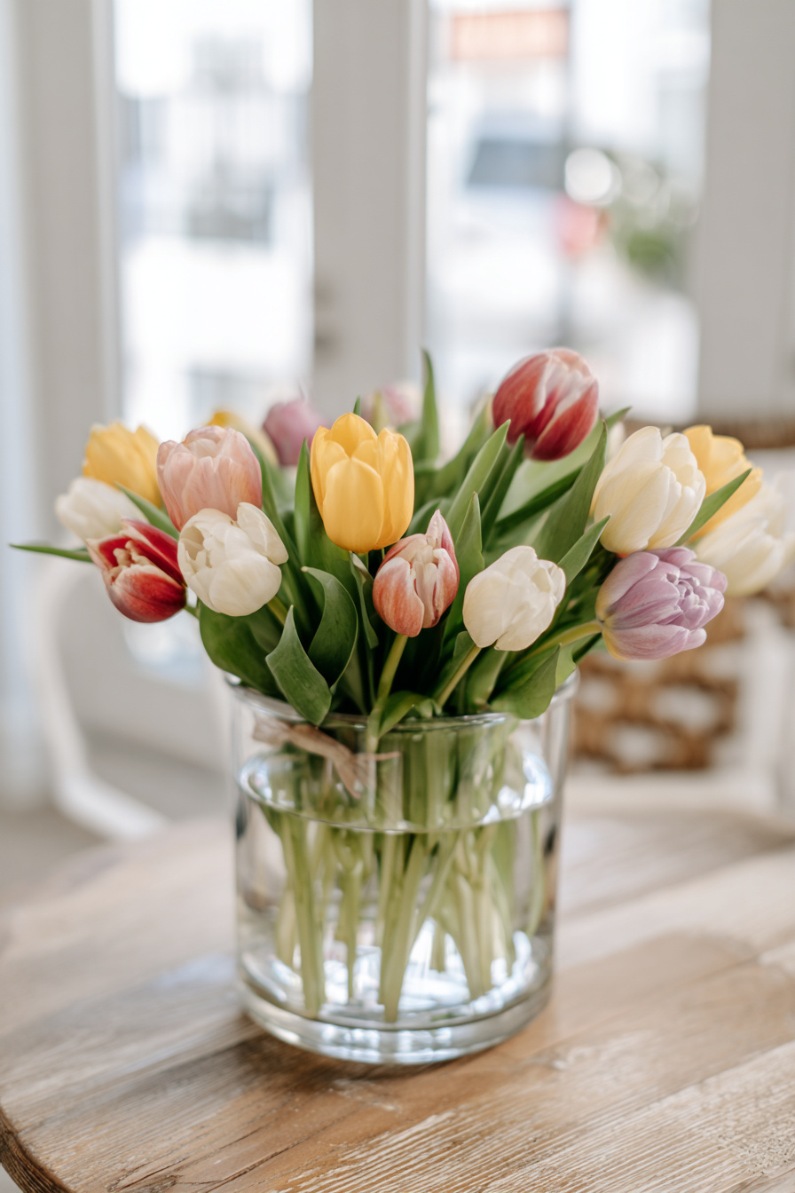 Bunte Tulpen in Glasvase als Frühlingsdeko