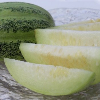 Geschnittene gelbe Wassermelone auf Teller.