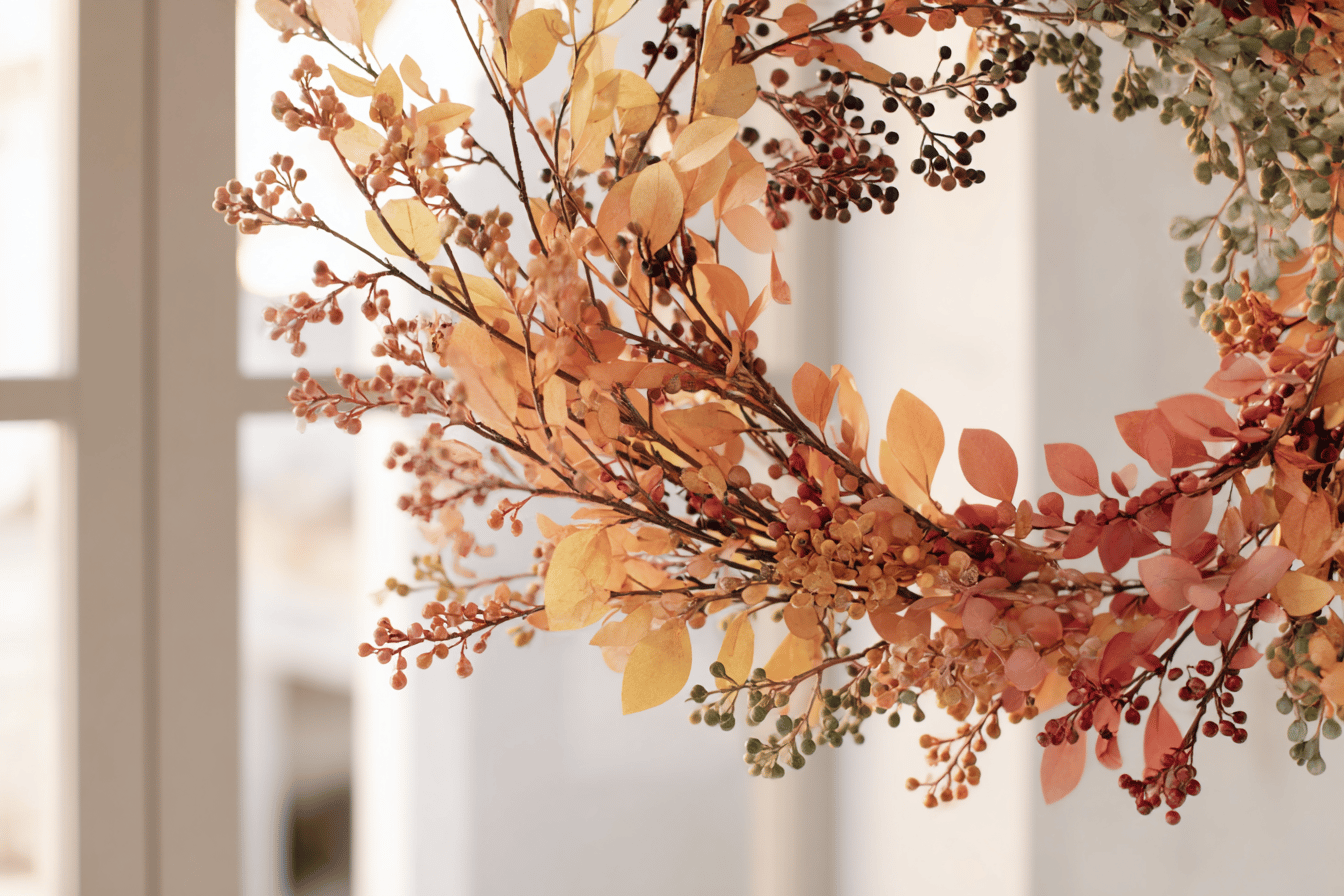 Herbstkranz mit bunten Blättern und Beeren