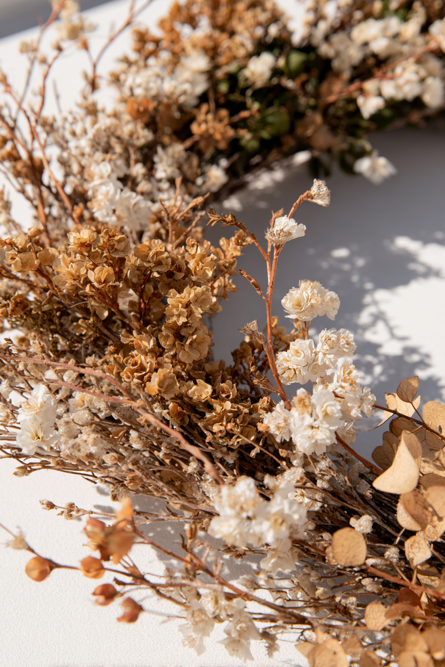 Frühlingskranz mit Trockenblumen und Ästchen