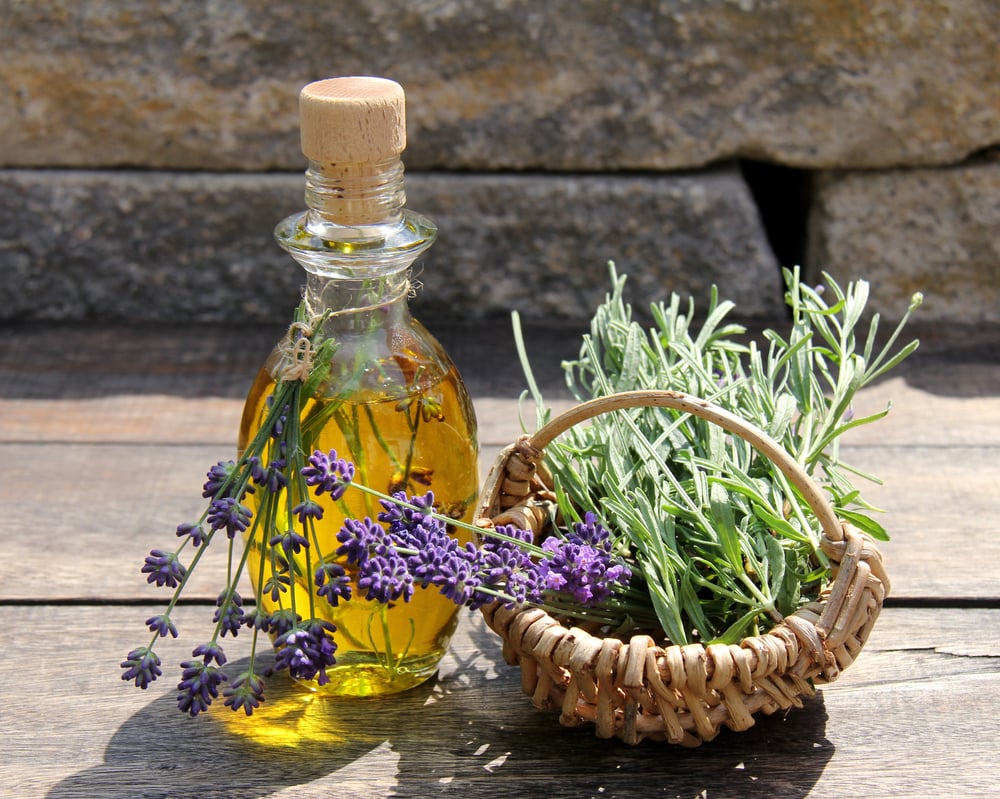Flasche mit selbstgemachtem Lavendel-Öl