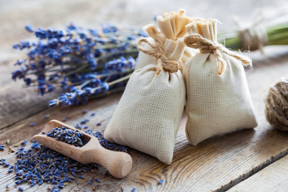 Kleine Stoffsäckchen gefüllt mit getrocknetem Lavendel