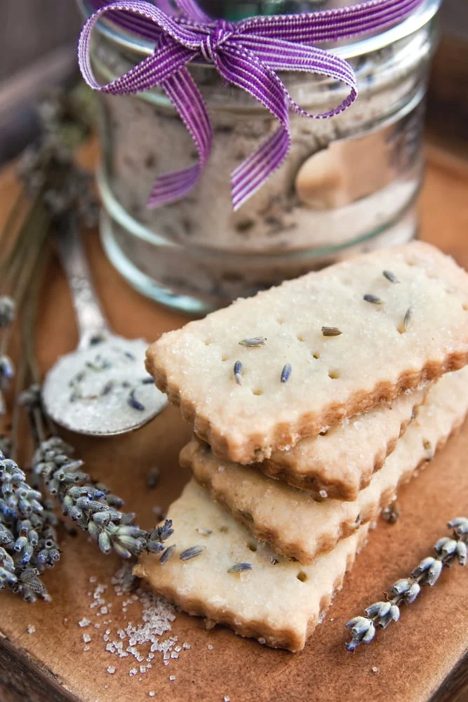 Goldene Shortbread-Kekse mit Lavendel auf einem Teller