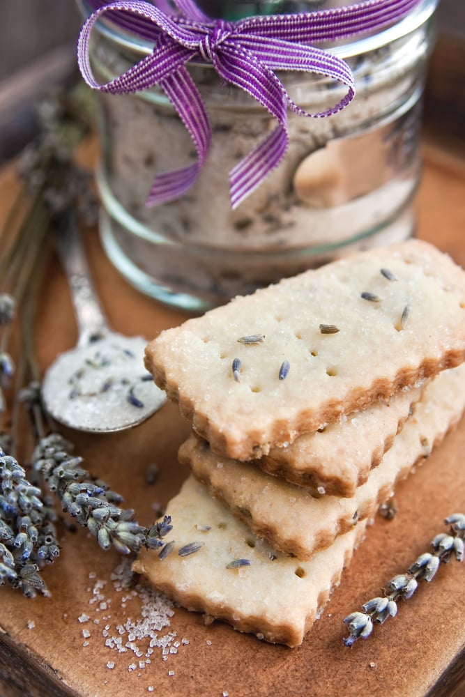 Goldene Shortbread-Kekse mit Lavendel auf einem Teller