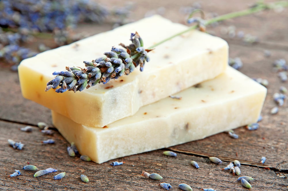 Selbstgemachte Lavendel-Seife mit getrockneten Blüten