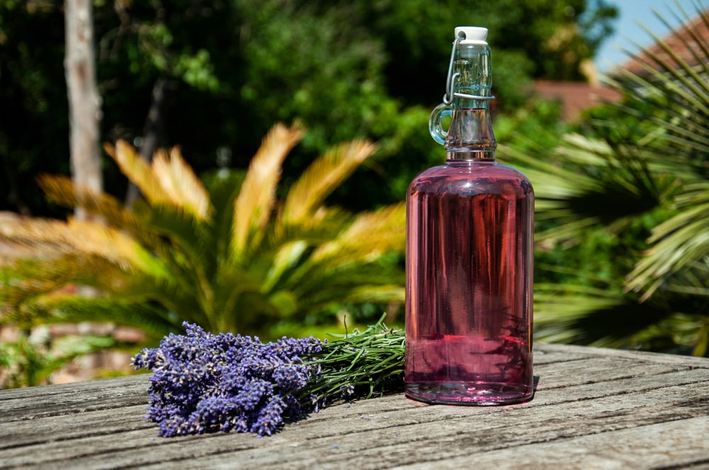 Flasche mit violettem Lavendel-Sirup