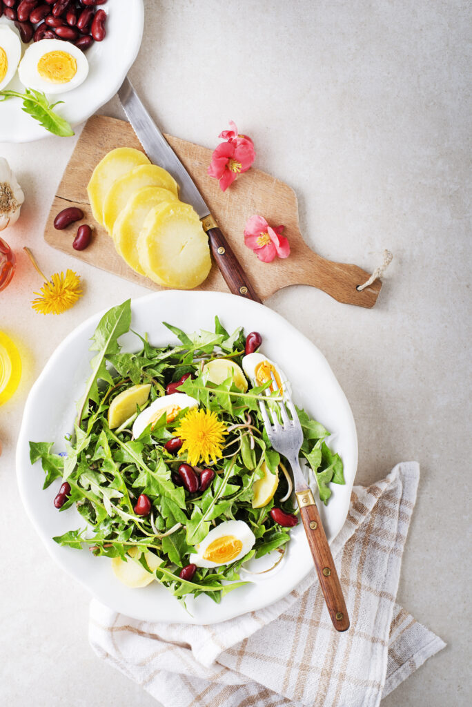 Frischer Salat mit Eiern und Bohnen