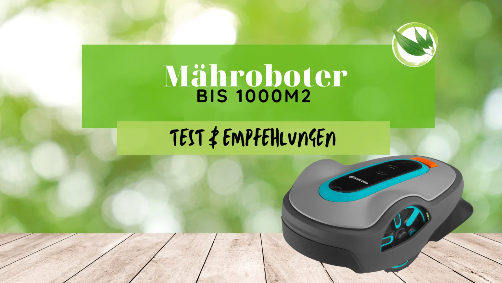 Rasenmähroboter auf Holzplattform, natürlicher Hintergrund.
