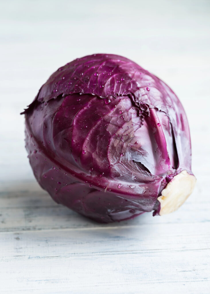 Frischer Rotkohl auf Holztisch