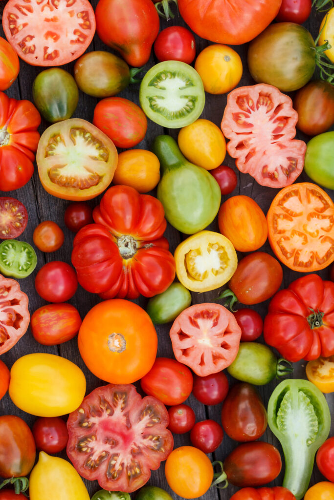 Verschiedene bunte Tomaten, geschnitten und ganz.