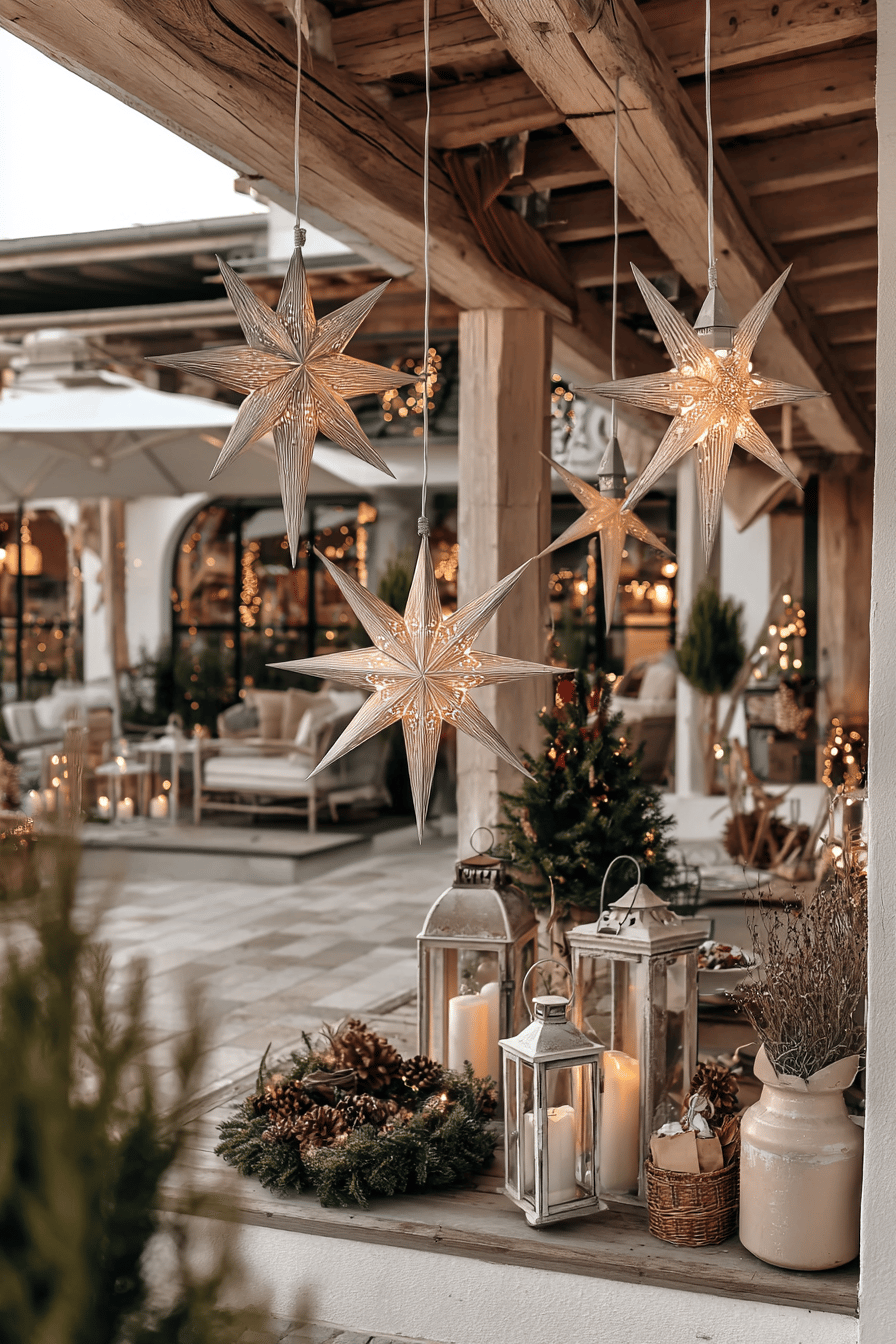 Ein Garten mit leuchtenden Weihnachtssternen und Laternen, umgeben von festlicher Dekoration.