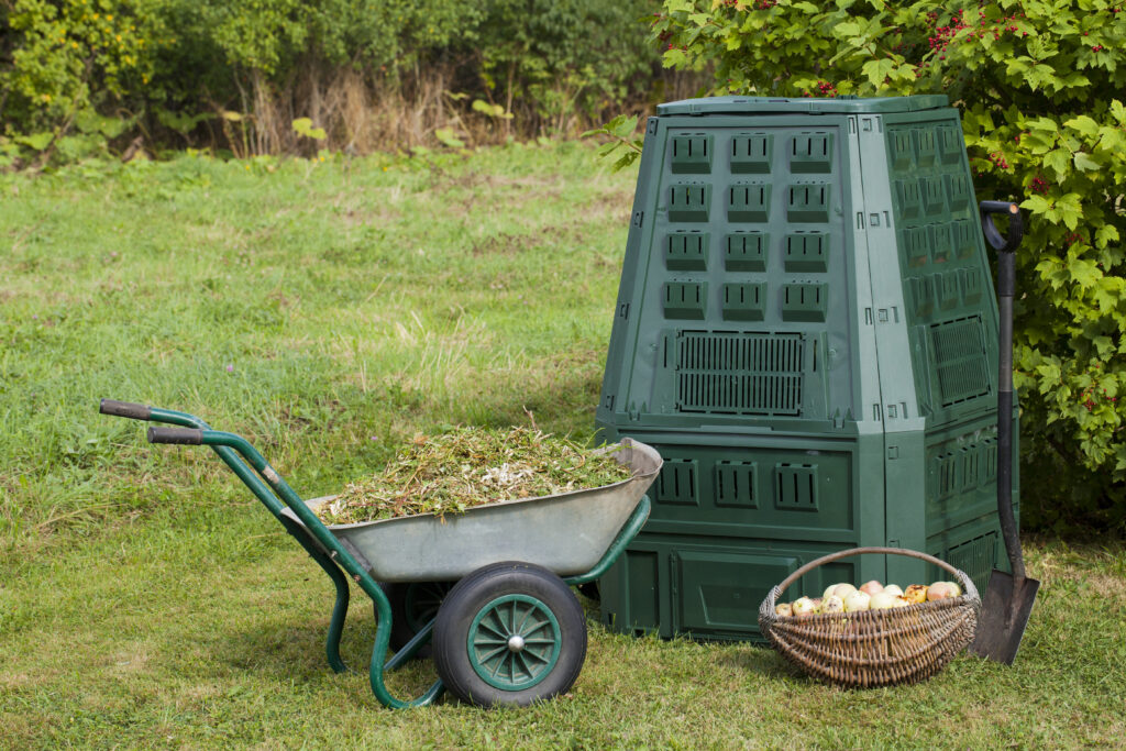 Komposter und Schubkarre in einem Garten